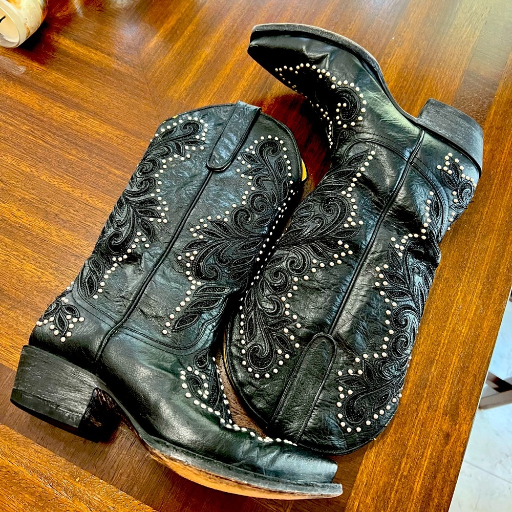 Old Gringo for Cavender’s Black with glitter inlay and silver rivets boots